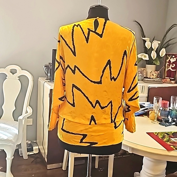Saint Romei Designer Blouse, Sz 4, Yellow w/Black Designs, 100% Pure Silk, Lined - Picture 6 of 9